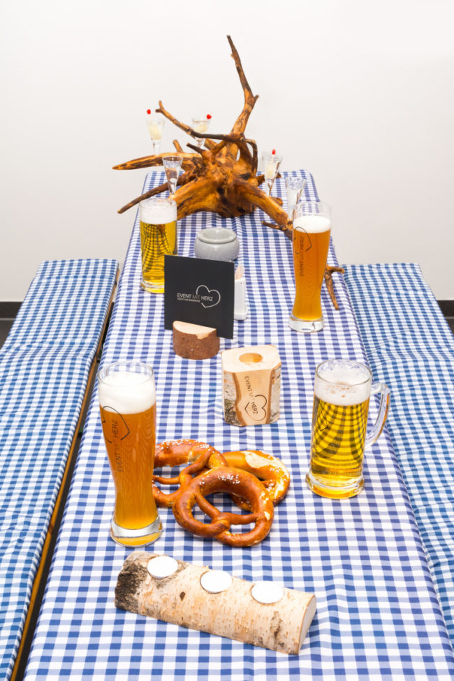 Bierbank Höhe: 48 cm | Länge: 220 cm | Optional mit Lehne.  || Biertisch Höhe: 75 cm | Länge: 220 cm | Auf Wunsch mit passenden Tischdecken.